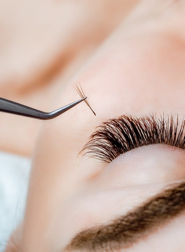 woman-eye-with-long-eyelashes-eyelash-extension-lashes-close-up